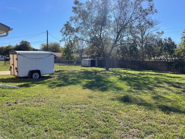 Building Photo - 229 Travis Ln