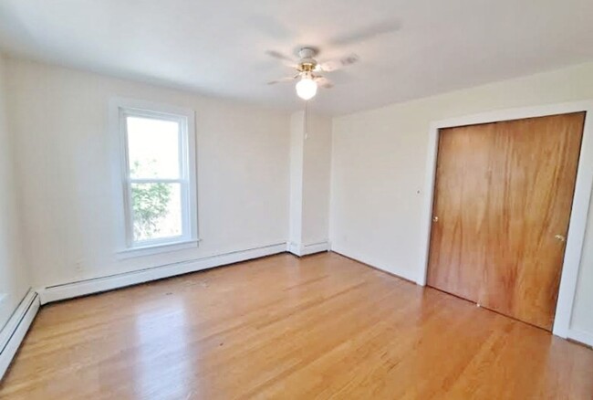 Building Photo - 3 Bed / 1-1/2 Bath Single Family w/2 Car G...