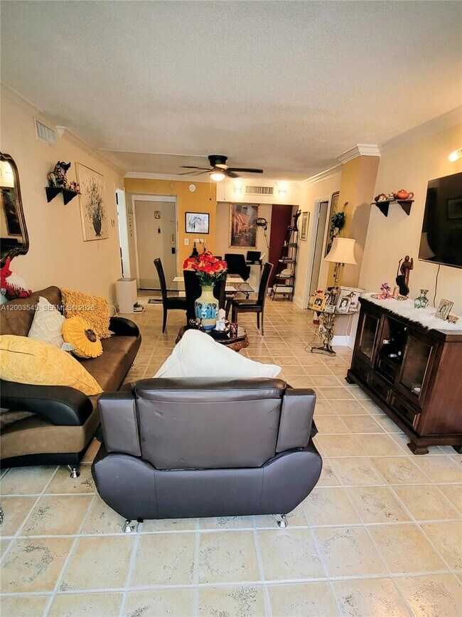 Building Photo - 3101 N Country Club Dr