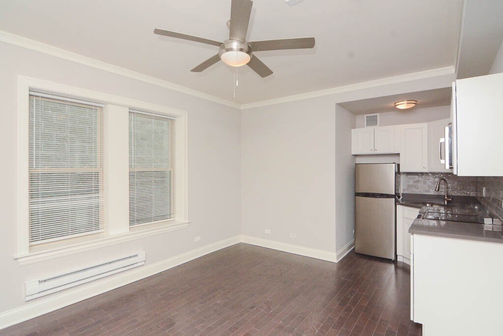 Building Photo - 645 W Wrightwood Ave