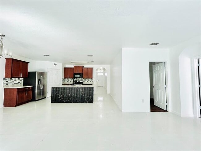 Building Photo - 518 SW Natalie Terrace