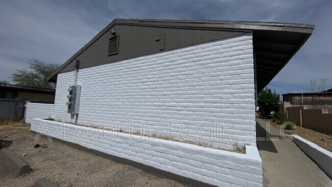 Building Photo - 1025 S Santa Rita Ave