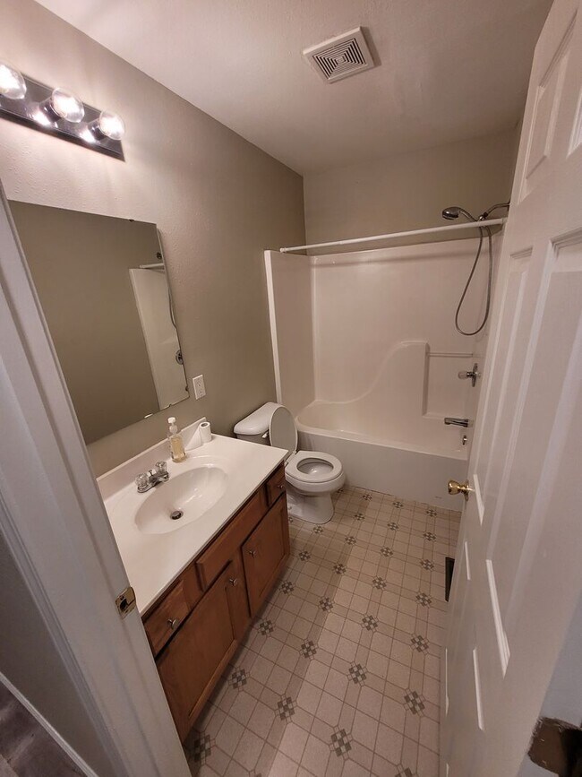Building Photo - 416 Shade Tree Ln