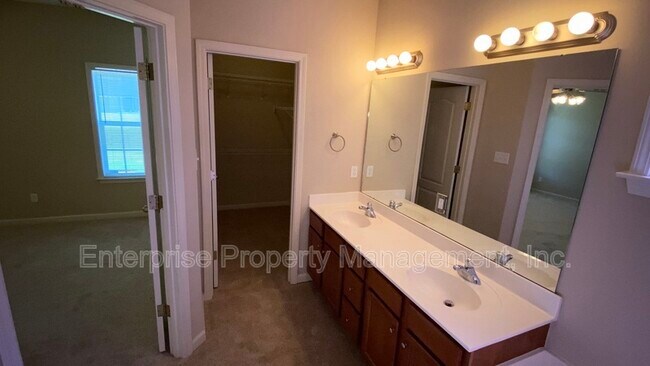 Building Photo - 10204 Sutton Ridge Ln