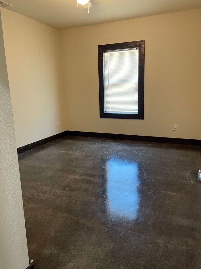 Building Photo - County Living in a Modern Home