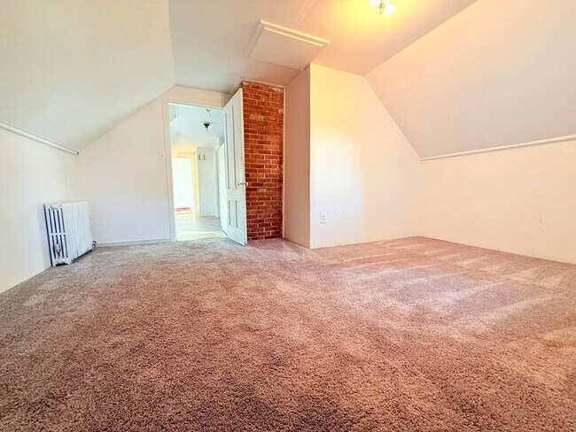 Building Photo - 10 Spruce Ave