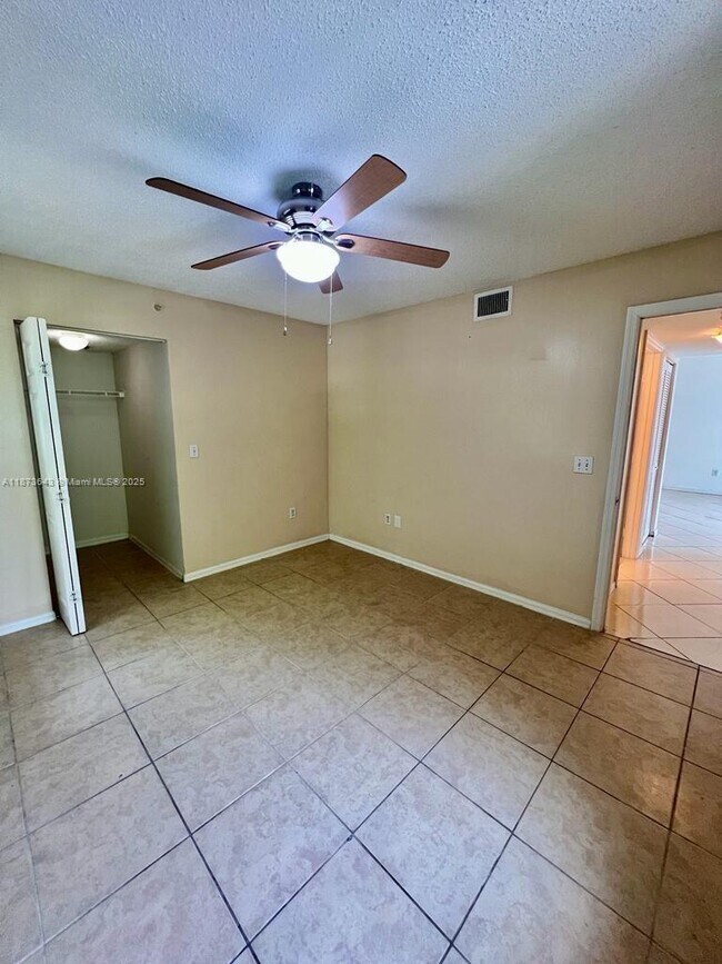 Building Photo - 400 Crestwood Ct N