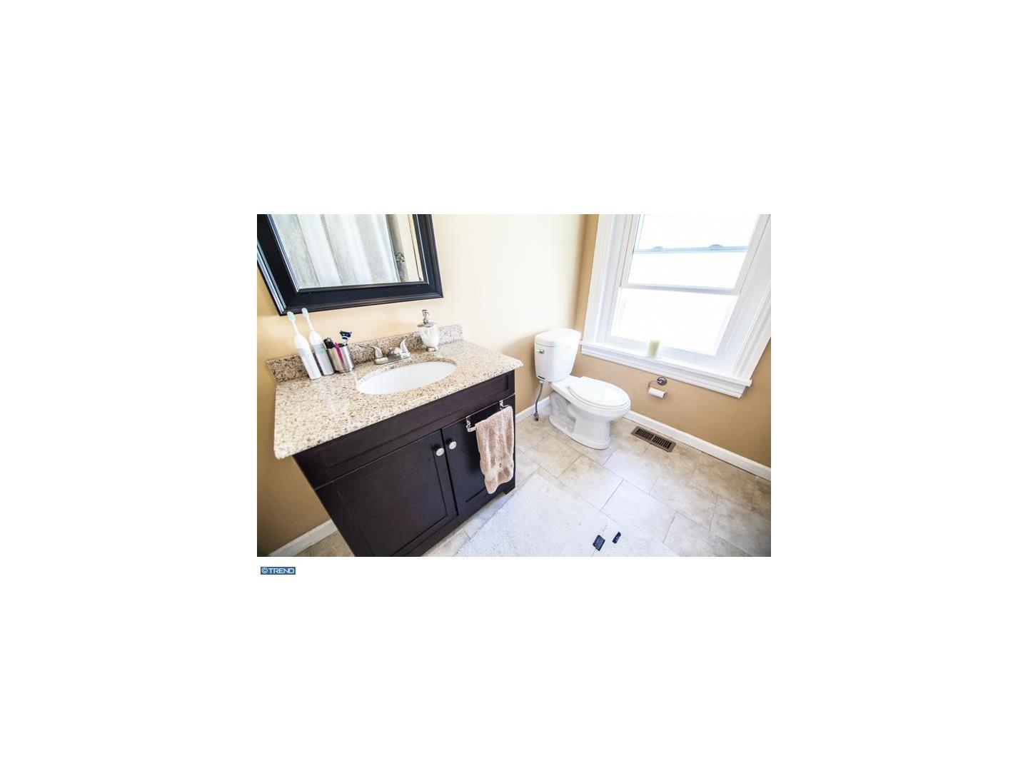 Full Bath - 703 E Hector St