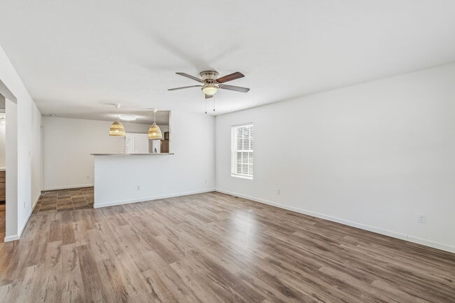 Building Photo - 2100 Paris Rd