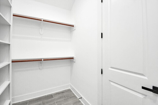 Building Photo - 519 Lovers Ln