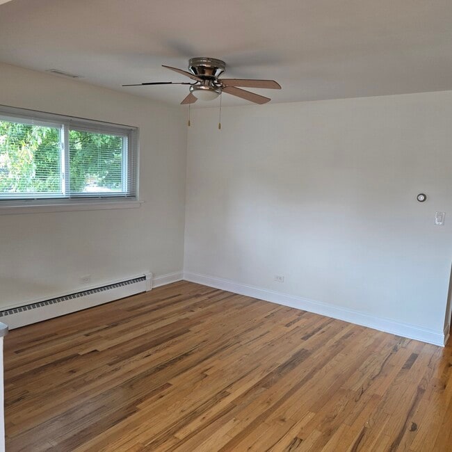 Building Photo - 1817 W Touhy Ave
