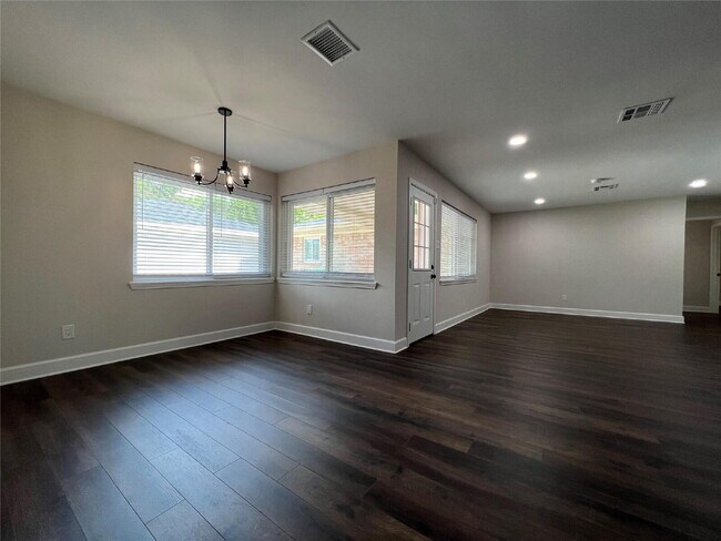 Building Photo - 3 Bedroom Home for Rent in Houston 77096 | Updated Home with Large Backyard
