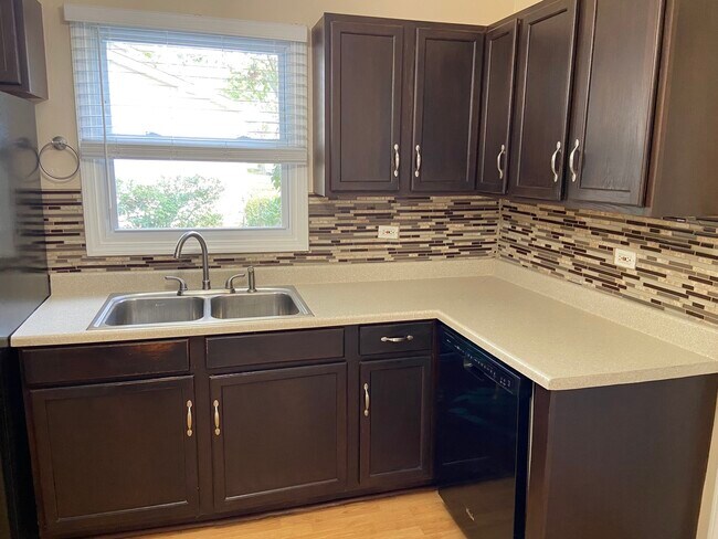 Building Photo - 1055 Stonehedge Dr