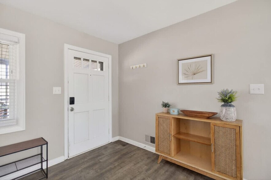 Building Photo - 1859 Branchwood St