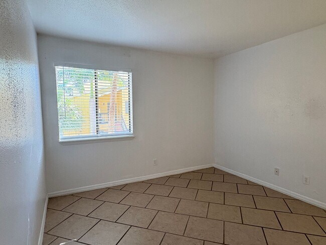 Building Photo - 1/1 Condo for Rent in Fort Myers