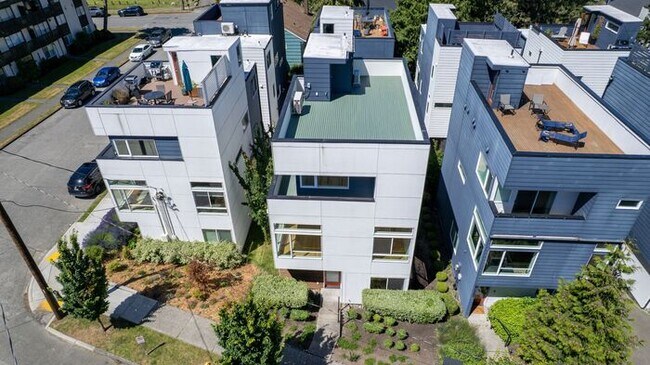 Building Photo - Air-Conditioned Standalone Townhome in Coveted Lincoln Park (1st Month Free)