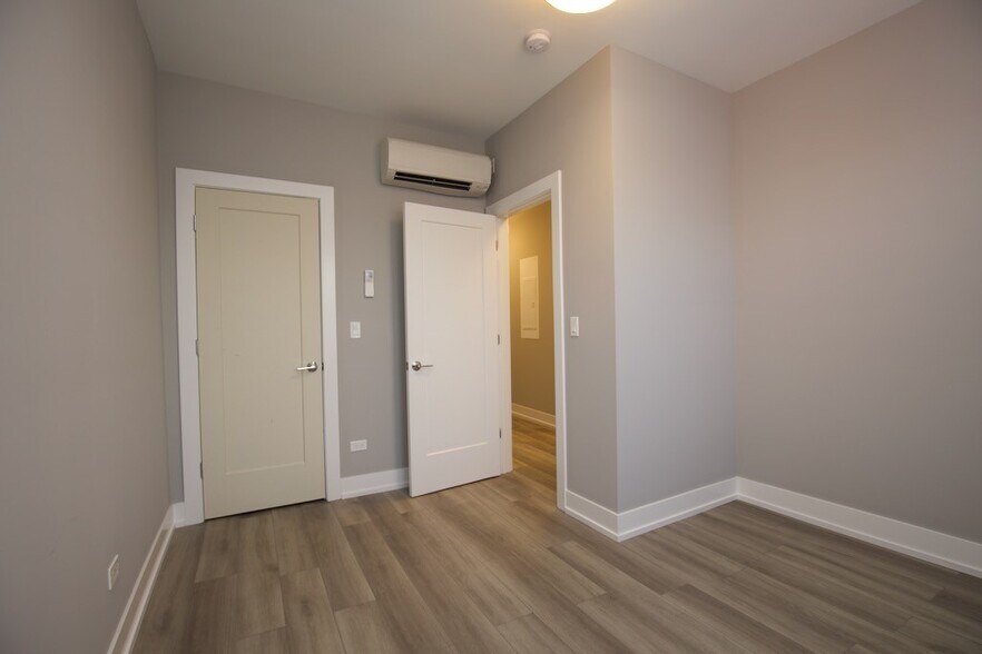 Building Photo - 3843 N Janssen Ave