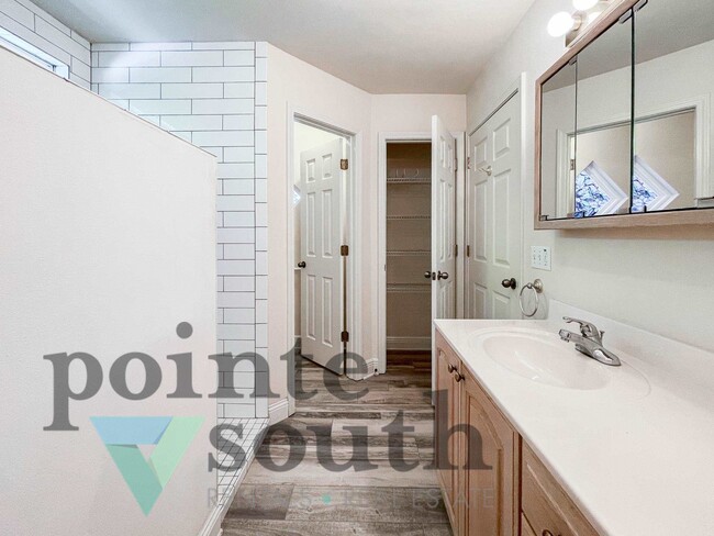 Building Photo - 5920 N Bay Point Dr