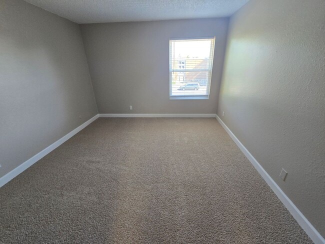 Building Photo - Sunny and Fresh One Bedroom Condo Available For Rent in Louisville!