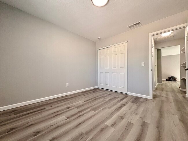 Building Photo - Beautifully updated Auburn apartment!