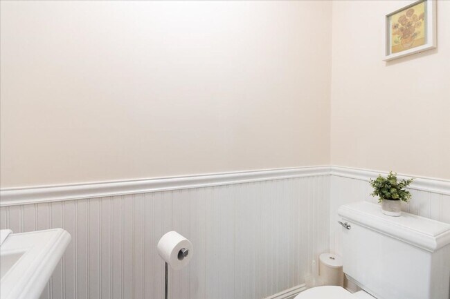 Building Photo - 2Br/1.5Bth in a convenient location! Laundry iN UNIT! NO BROKER FEE!