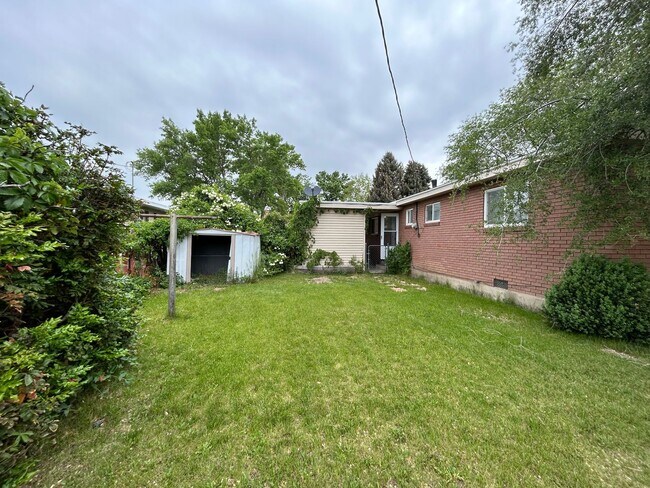 Building Photo - 3 Bed/1.5 Bath in a Cul-de-sac by Universi...
