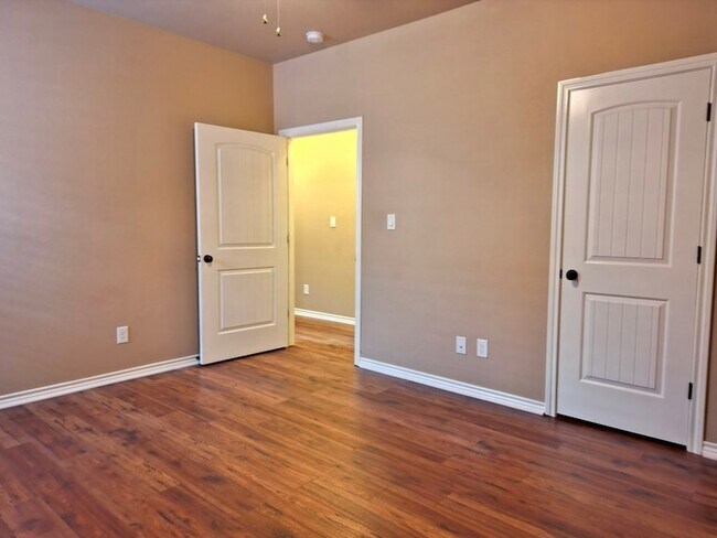 Building Photo - 7305 Bellini St