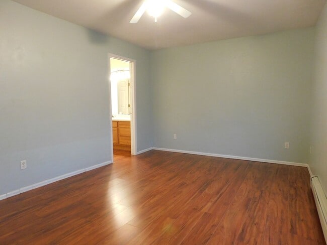 Building Photo - Spacious Home in Fruitvale