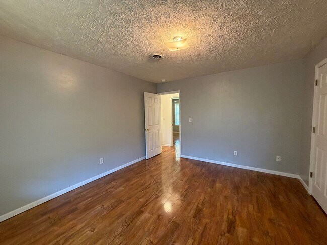 Building Photo - 3-Bedroom Home in Quiet Neighborhood Located in St. Robert, MO!