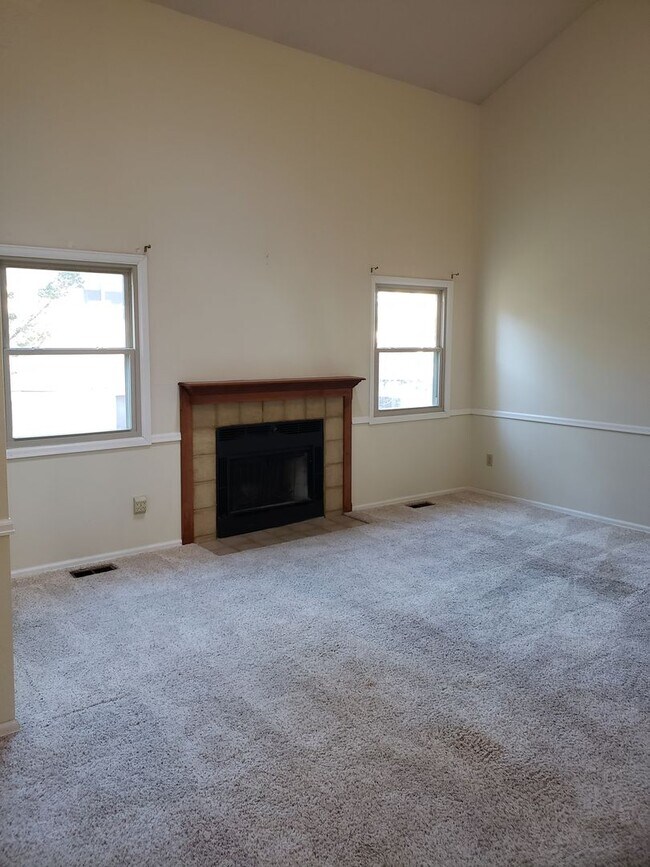 Building Photo - 2 BEDROOM, 2 1/2 BATH TOWNHOME W/2 CAR GAR...