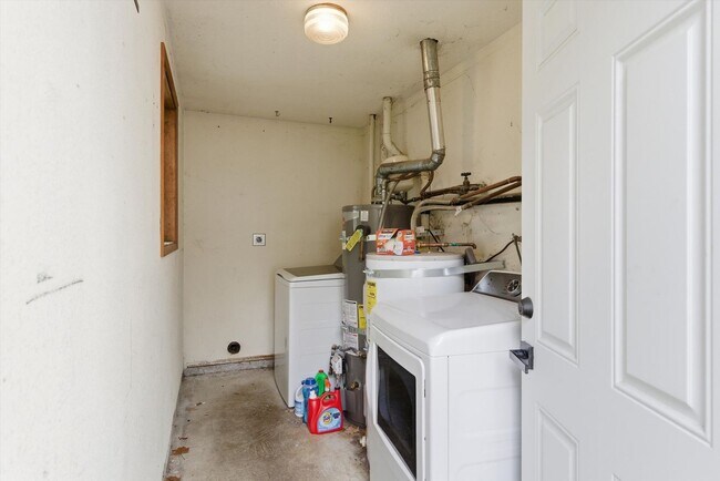 Building Photo - 221a Cedar Ave