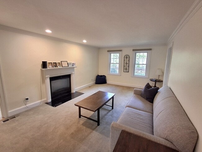 Building Photo - 6 Rockwood Ln