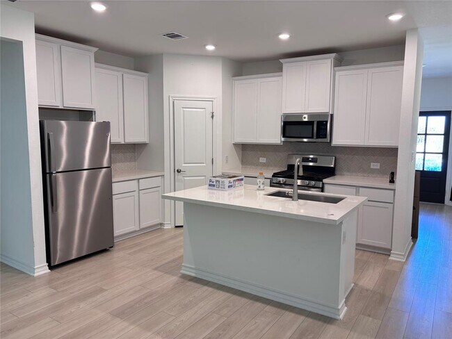 Building Photo - 562 Papaya Dr