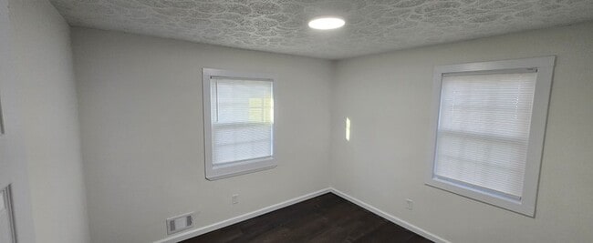 Building Photo - Beautifully Refreshed Home in the Green Acres Neighborhood