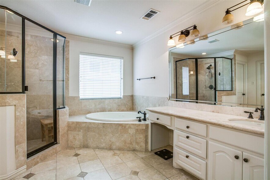 Building Photo - Elegant Central Dallas home 2.5 blocks from Knox-Henderson