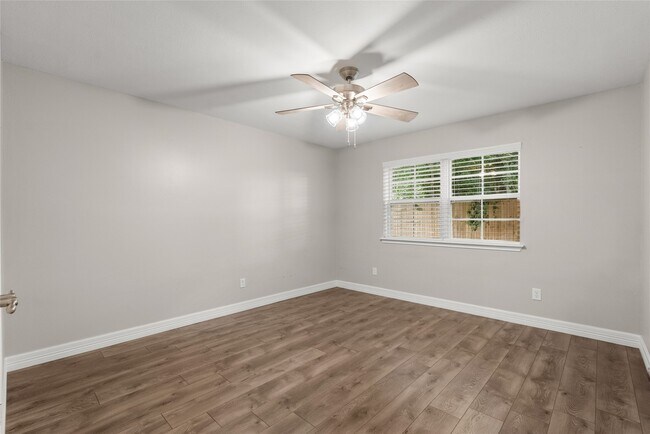 Building Photo - 2105 Murfield Dr