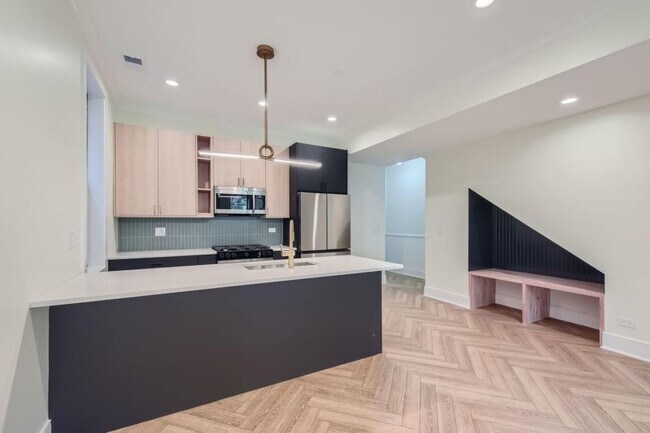 Building Photo - 3 bedroom in Chicago IL 60647