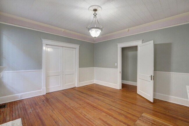 Building Photo - Large Historic Three (of four) Bedroom Apartment