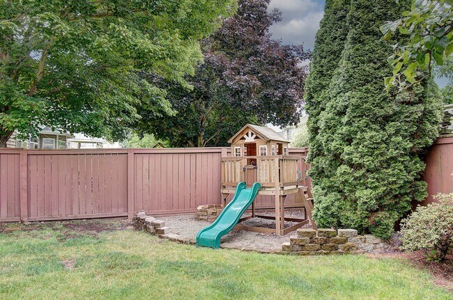 Building Photo - Large 2 Story 4bd 2.5ba Home in Vancouver