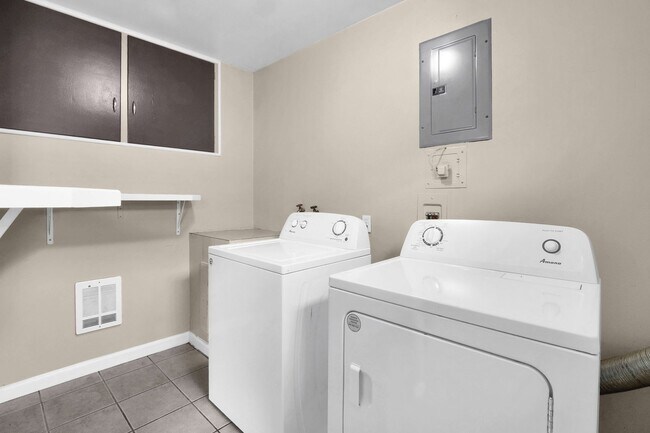 Building Photo - 1131/1133 W Ivy Ave