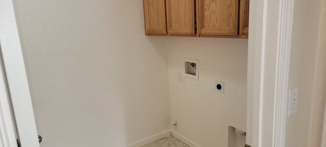 Building Photo - Adorable 3 bedroom 2.5 bath Home