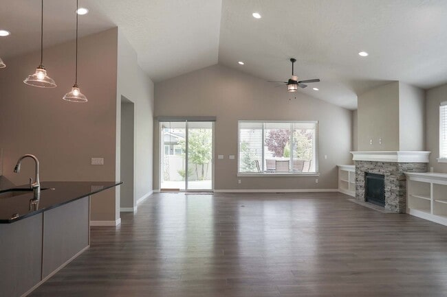 Building Photo - Elegant and Pristine Post Falls Home