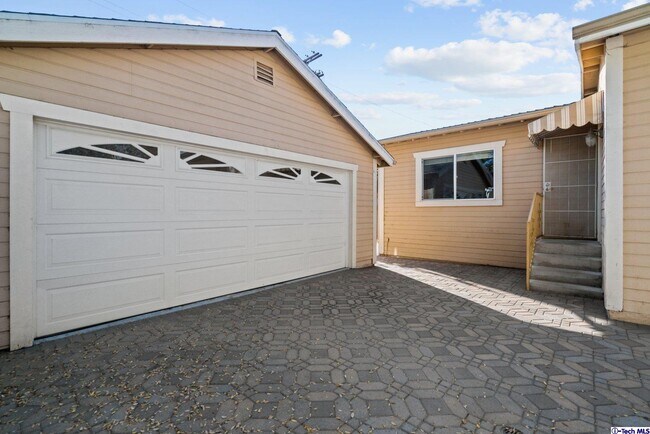 Building Photo - 666 W Lexington Dr