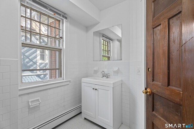 Building Photo - 251 Lawrence St