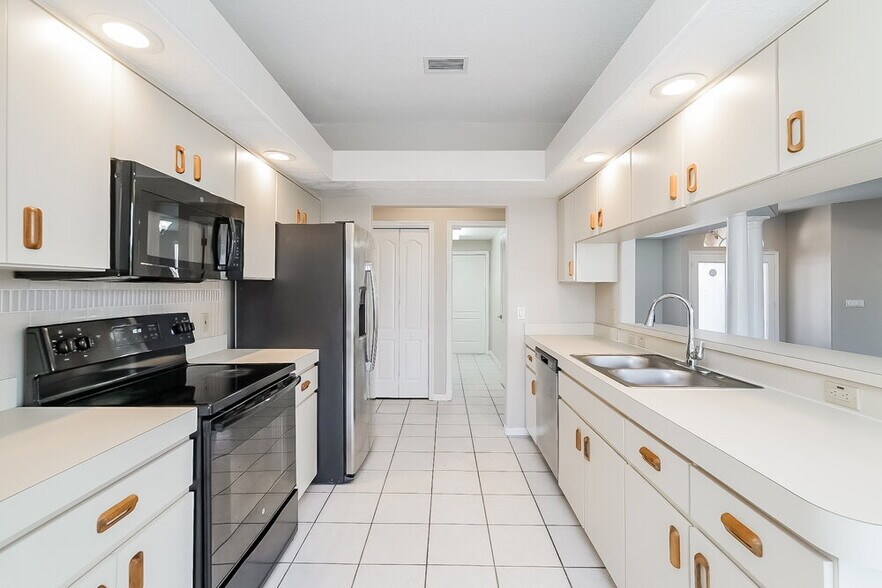 Building Photo - 8712 Cypress Lakes Blvd