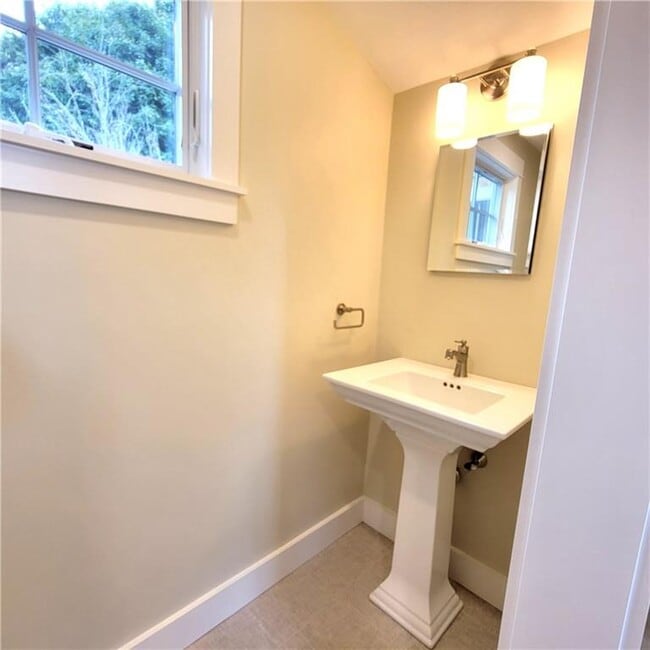 Building Photo - 33 Sakonnet Dr