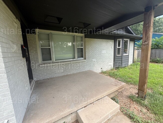 Building Photo - $1350 - 3 bedroom / 1 bathroom - Single Fa...