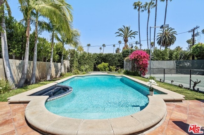 Building Photo - 910 N Crescent Dr