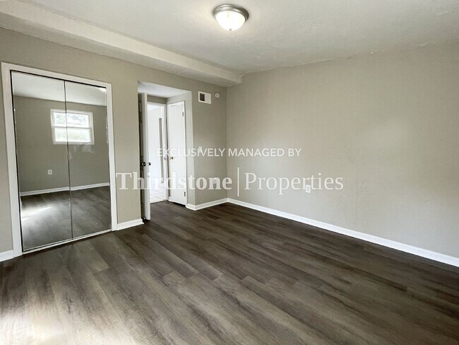 Building Photo - 10452 Pinehurst Dr