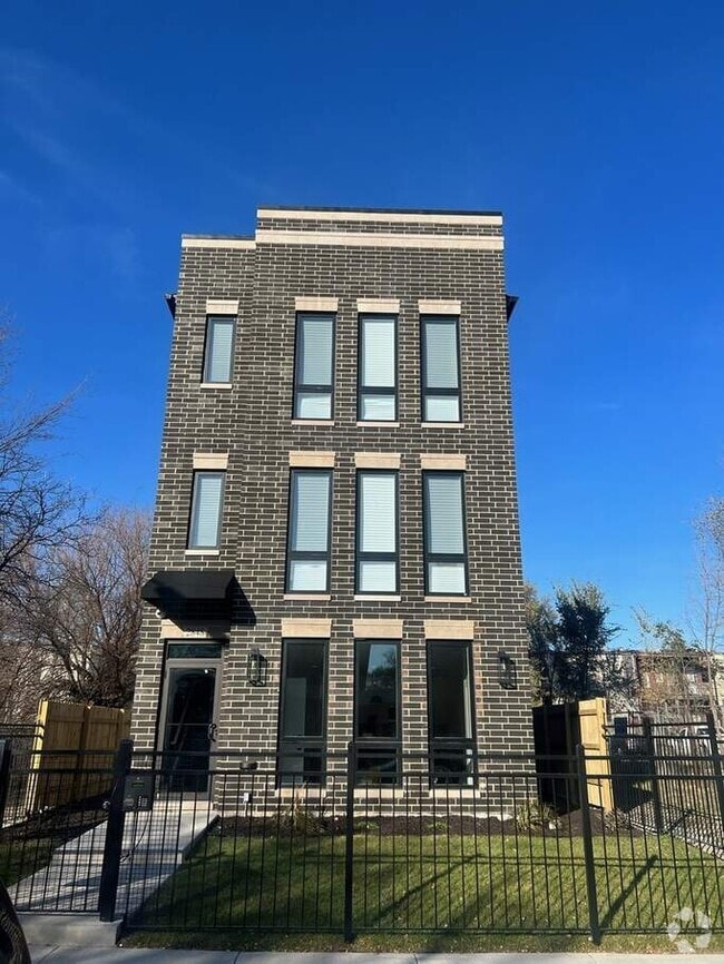 Building Photo - 2848 W Adams St